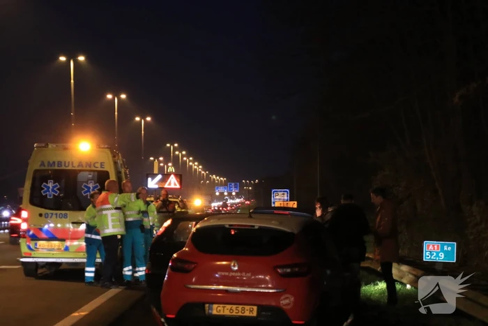 Drie auto's botsen op snelweg