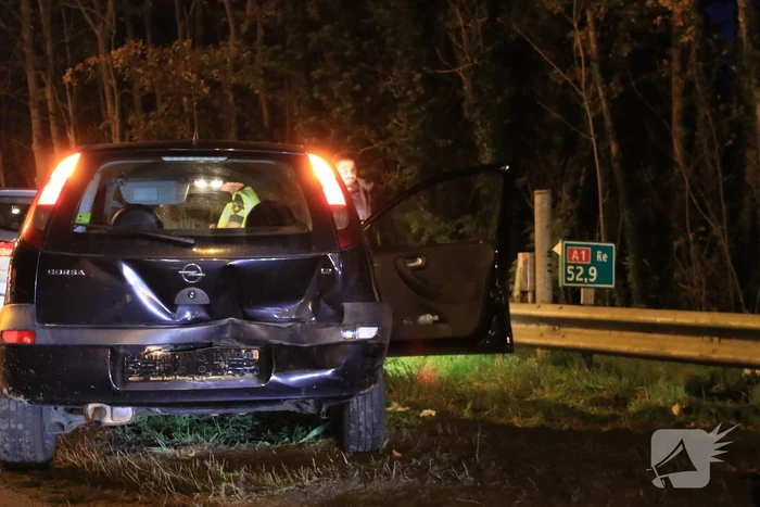 Drie auto's botsen op snelweg