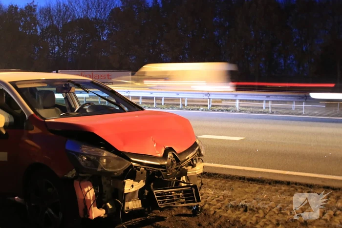 Drie auto's botsen op snelweg
