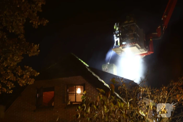Veel rook bij schoorsteenbrand