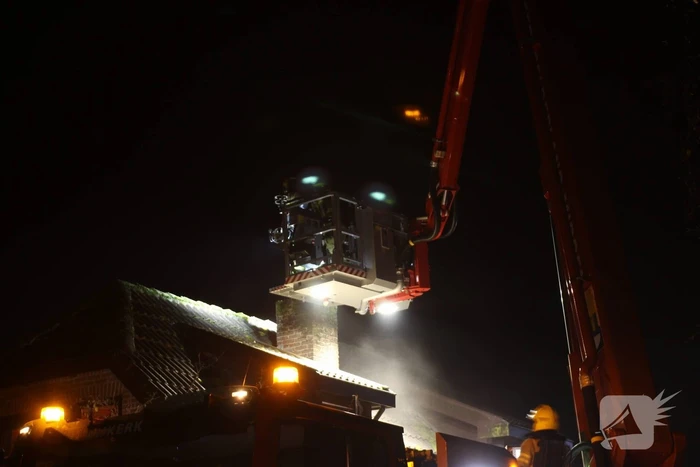 Veel rook bij schoorsteenbrand