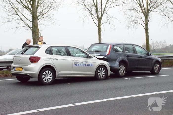 Rijstrook afgesloten na kop-staart botsing