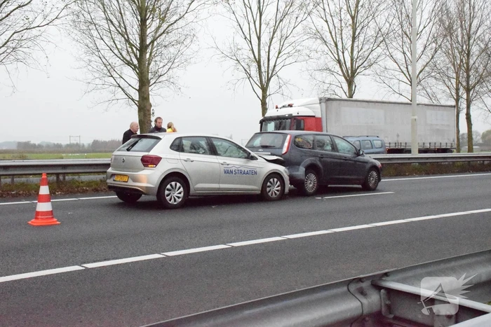 Rijstrook afgesloten na kop-staart botsing