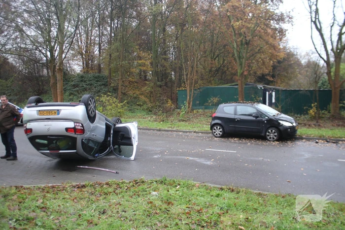 Auto slaat over de kop na aanrijding