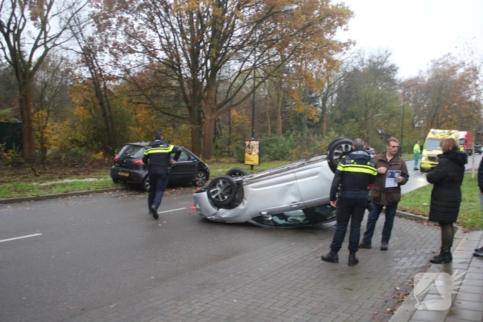 Auto slaat over de kop na aanrijding