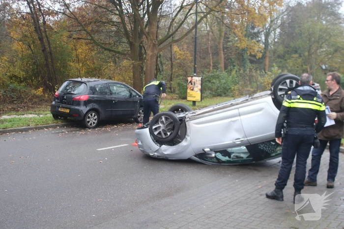 Auto slaat over de kop na aanrijding