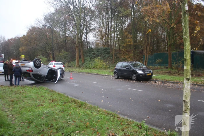 Auto slaat over de kop na aanrijding