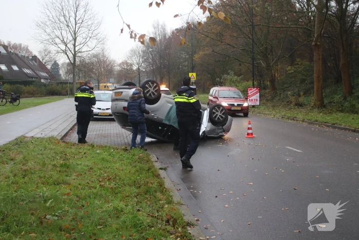 Auto slaat over de kop na aanrijding