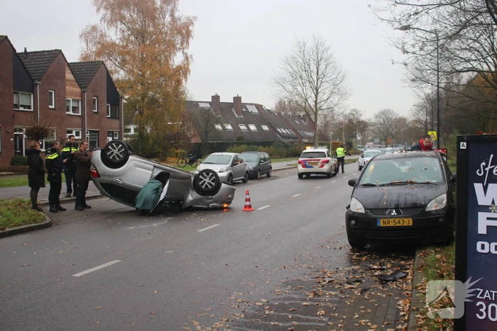 Auto slaat over de kop na aanrijding