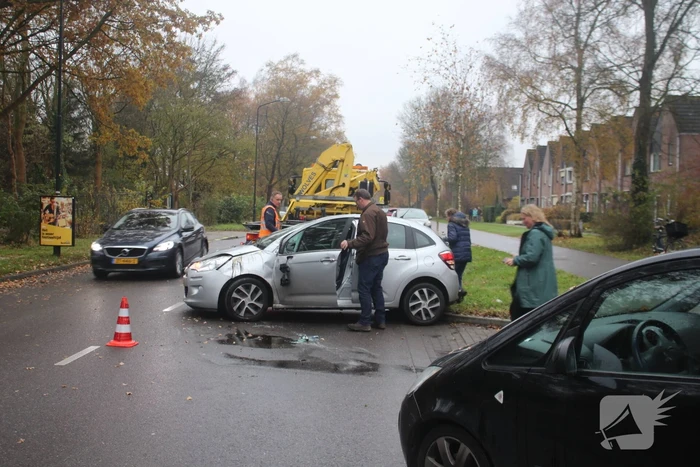 Auto slaat over de kop na aanrijding