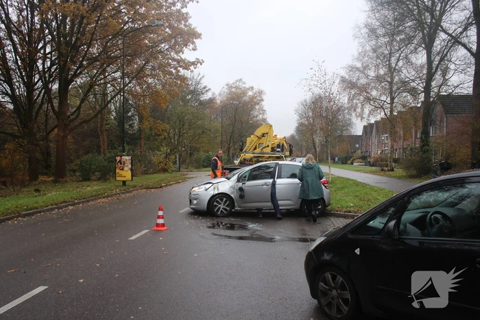 Auto slaat over de kop na aanrijding