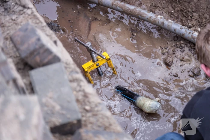 Waterleiding geraakt bij graafwerkzaamheden
