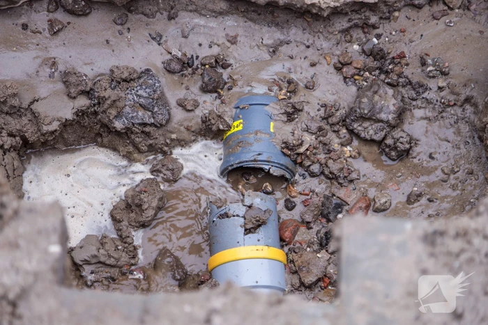 Waterleiding geraakt bij graafwerkzaamheden