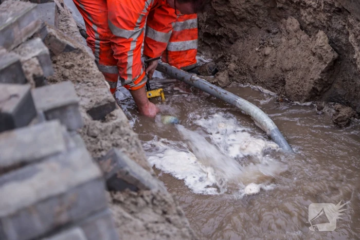 Waterleiding geraakt bij graafwerkzaamheden