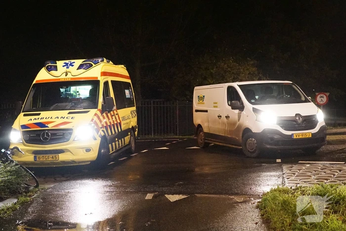 Wielrennen aangereden door bestelbus