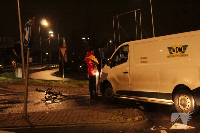 Wielrennen aangereden door bestelbus