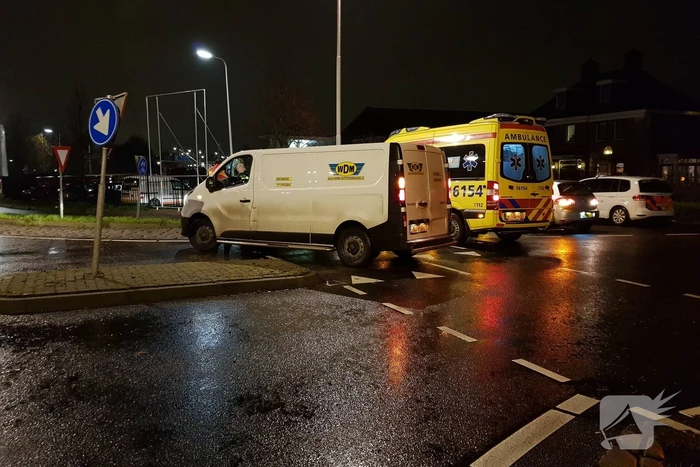 Wielrennen aangereden door bestelbus