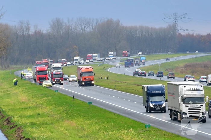 Rijstrook afgesloten door vrachtwagen trailer met vastgelopen remmen