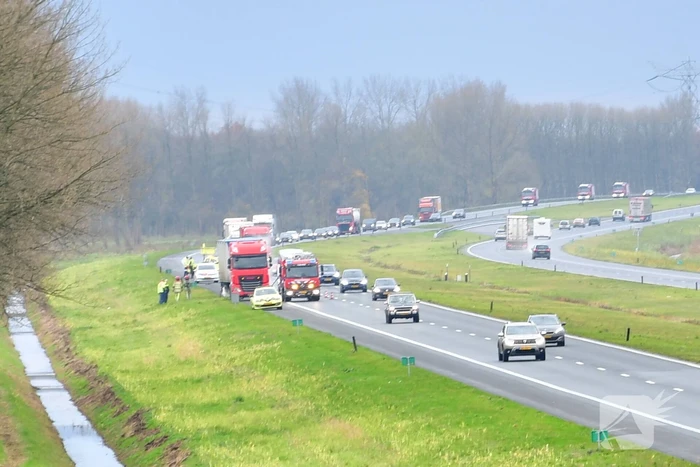 Rijstrook afgesloten door vrachtwagen trailer met vastgelopen remmen