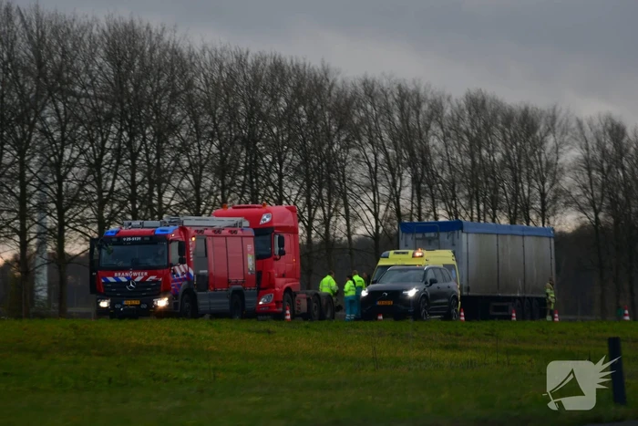 Rijstrook afgesloten door vrachtwagen trailer met vastgelopen remmen