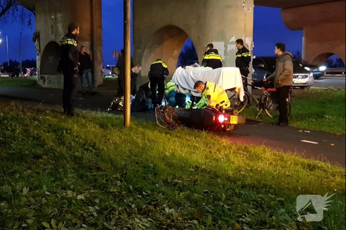 Brommerrijder gewond na botsing met fietser