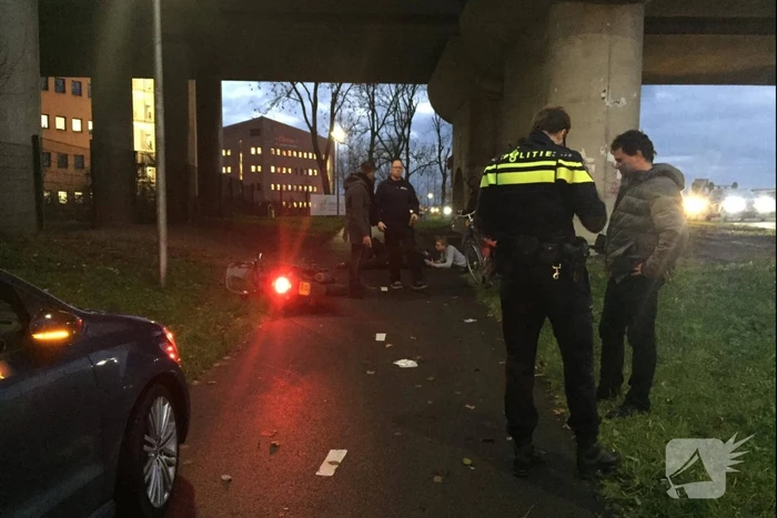 Brommerrijder gewond na botsing met fietser