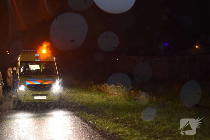 Automobilist rijdt sloot in