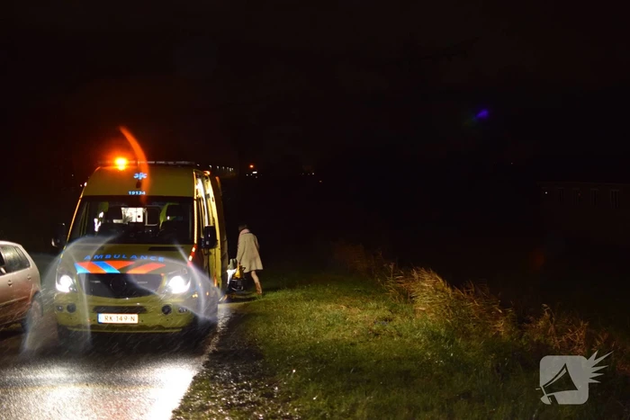 Automobilist rijdt sloot in