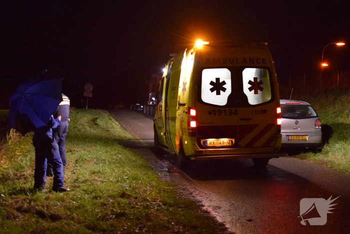 Automobilist rijdt sloot in