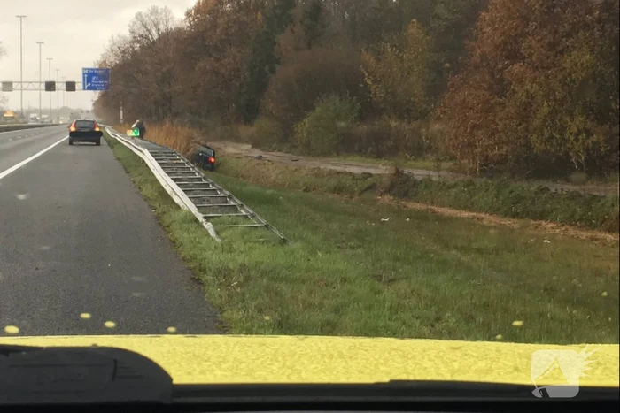 Auto belandt achter vangrail in de sloot