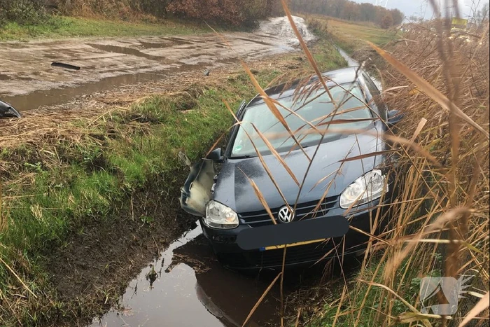 Auto belandt achter vangrail in de sloot