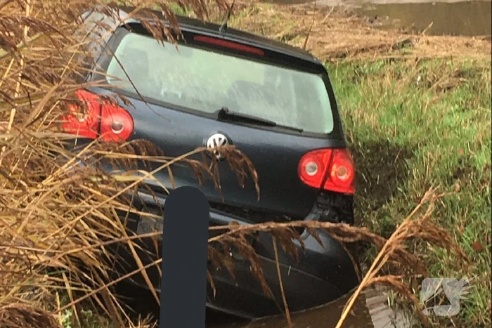 Auto belandt achter vangrail in de sloot