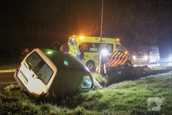 Bestelwagen in de sloot na botsing met fietser