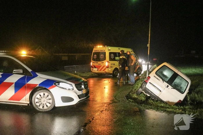 Bestelwagen in de sloot na botsing met fietser
