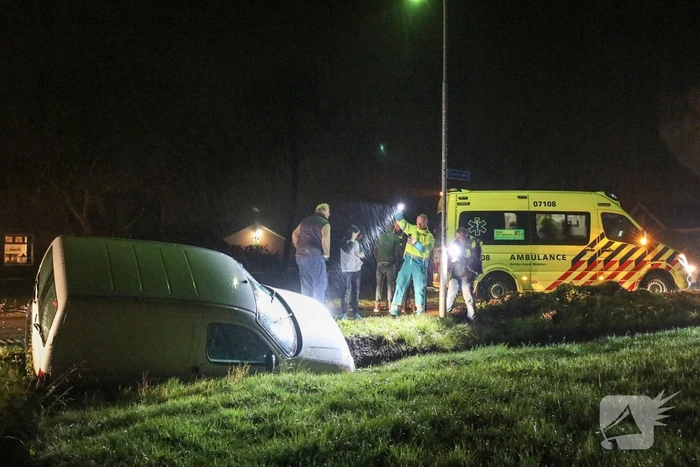 Bestelwagen in de sloot na botsing met fietser