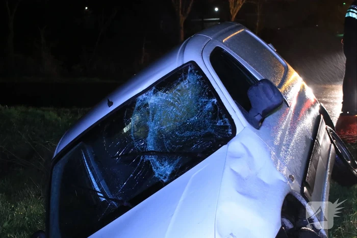 Bestelwagen in de sloot na botsing met fietser