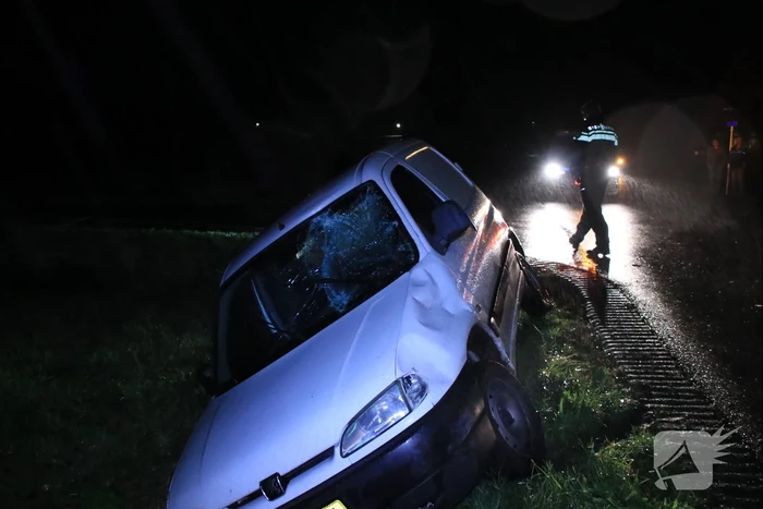Bestelwagen in de sloot na botsing met fietser