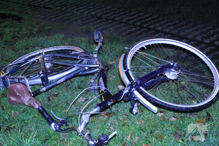 Bestelwagen in de sloot na botsing met fietser