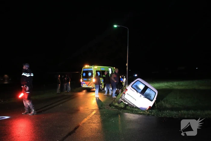 Bestelwagen in de sloot na botsing met fietser