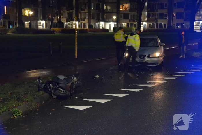 Scooterrijder botst frontaal op personenauto