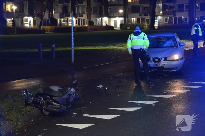 Scooterrijder botst frontaal op personenauto