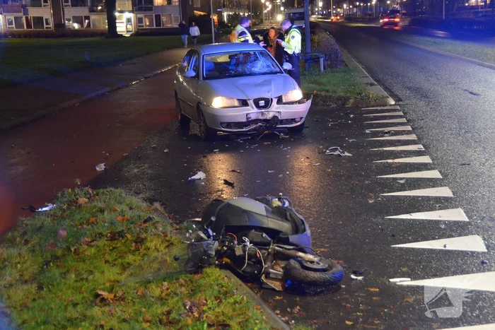 Scooterrijder botst frontaal op personenauto