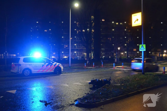 Scooterrijder botst frontaal op personenauto