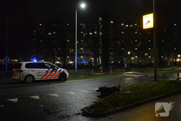 Scooterrijder botst frontaal op personenauto