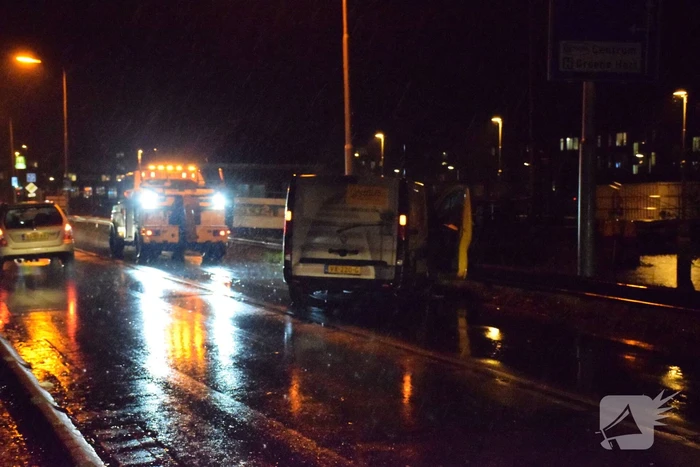 Bestelbus flink beschadigd na botsing tegen vangrail