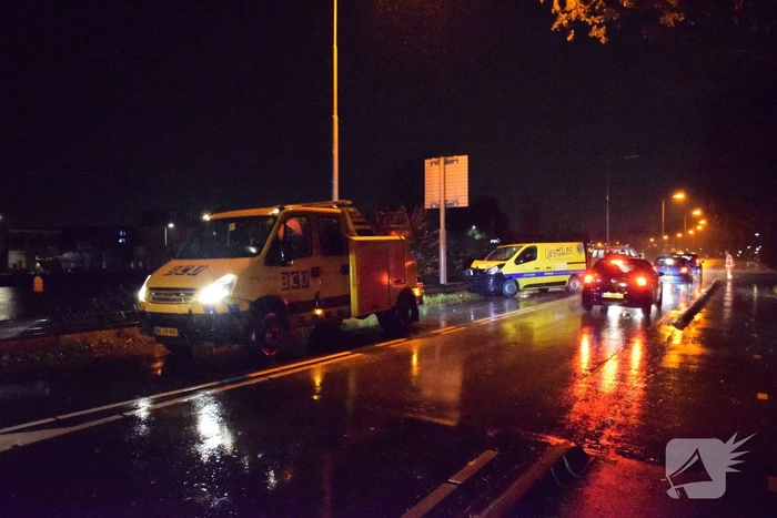 Bestelbus flink beschadigd na botsing tegen vangrail