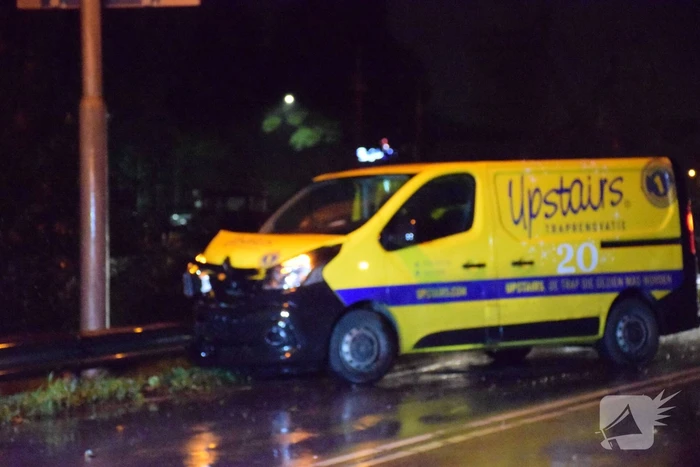 Bestelbus flink beschadigd na botsing tegen vangrail