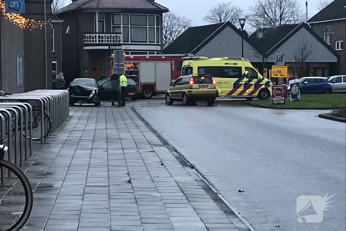 Veel schade bij aanrijding met twee auto's