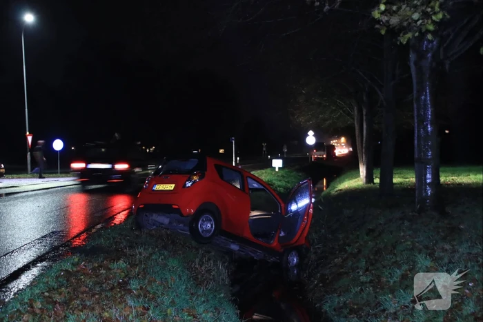 Auto vliegt uit de bocht en belandt in sloot