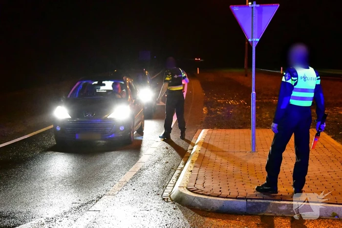 Politie trekt vuurwapen bij aanhouding 3 verdachten
